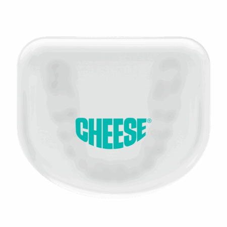 Białe etui na nakładki ortodontyczne z logo CHEESE – pojemnik do przechowywania nakładek Invisalign®.