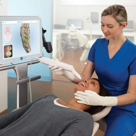 Skanowanie 3D zębów u pacjentki w gabinecie ortodontycznym – nowoczesna diagnostyka przed leczeniem nakładkami Invisalign®, bez pobierania tradycyjnych wycisków.