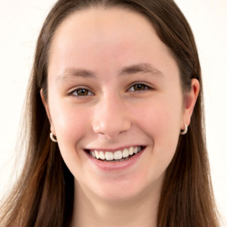 Uśmiechnięta nastolatka, Julia, 12 lat – przykład zdrowego uśmiechu po leczeniu ortodontycznym z użyciem nakładek Invisalign®.