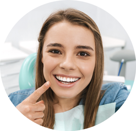 Uśmiechnięta nastolatka nosząca przezroczyste nakładki ortodontyczne Invisalign na zębach.