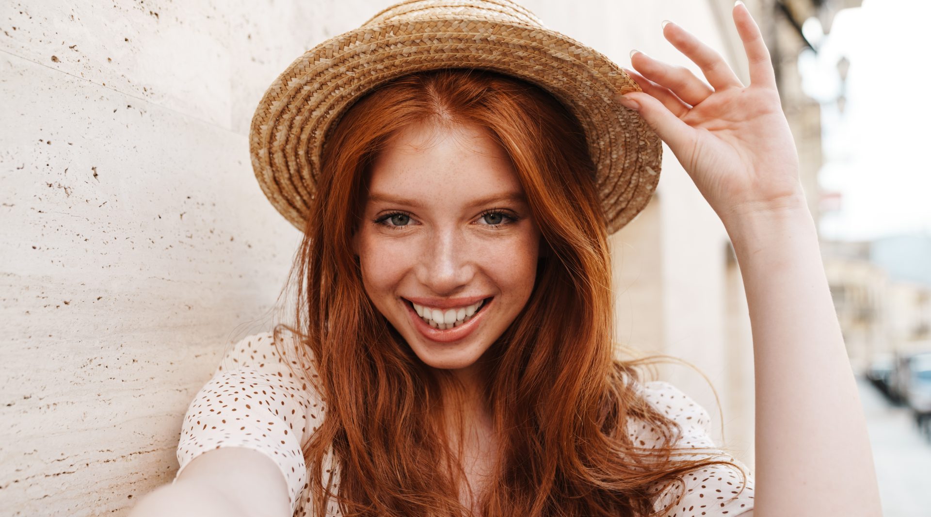 Uśmiechnięta dziewczyna w kapeluszu.