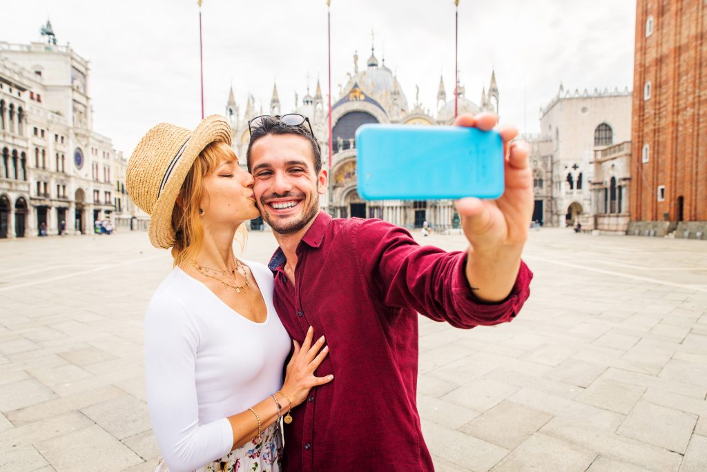 Młoda, szczęśliwa para robi sobie zdjęcie w Wenecji.