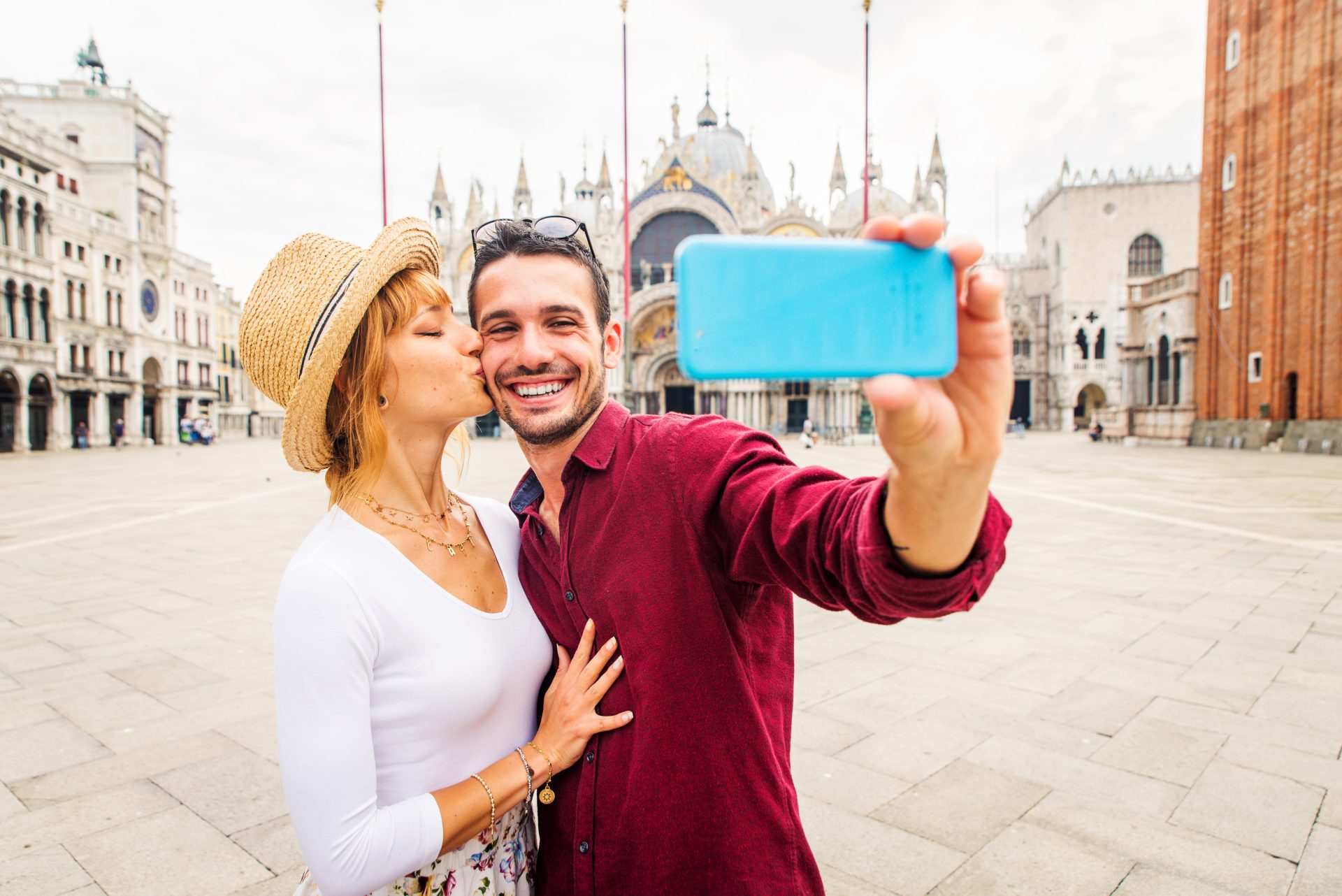 Młoda, szczęśliwa para robi sobie zdjęcie w Wenecji.