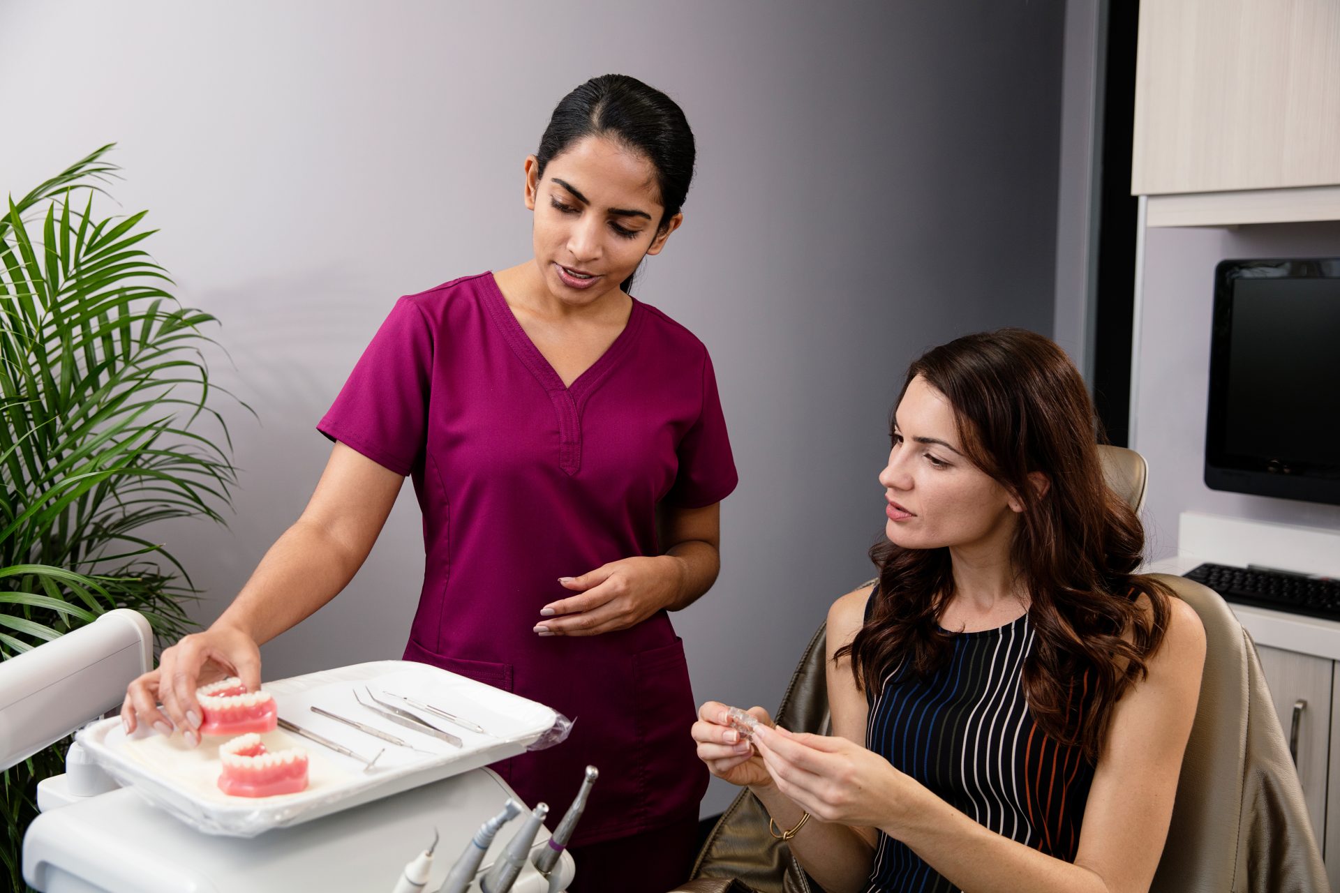 Koordynator omawia z pacjentem proces Invisalign